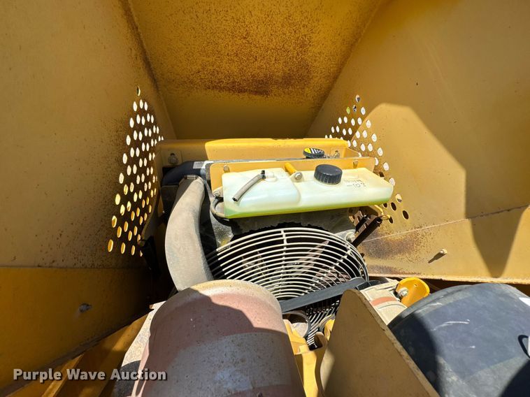 image for item DU9208 2005 John Deere 210LE landscape tractor