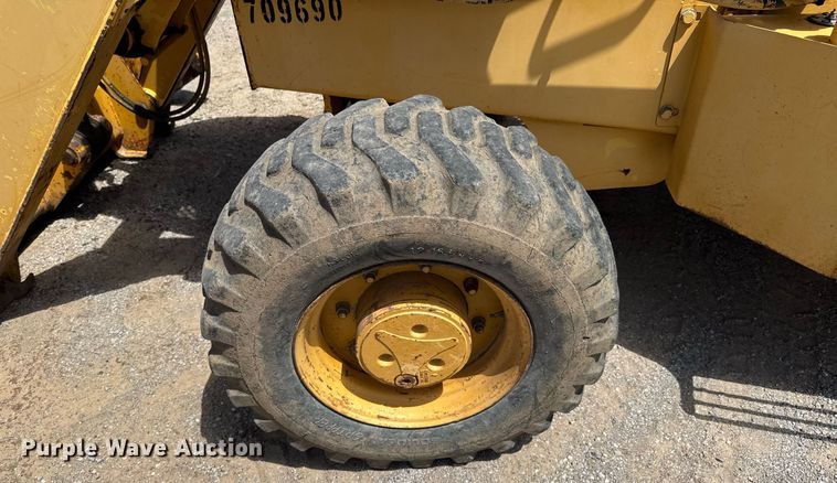 image for item DU9208 2005 John Deere 210LE landscape tractor