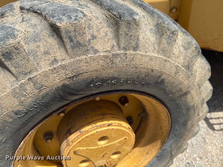 image for item DU9208 2005 John Deere 210LE landscape tractor