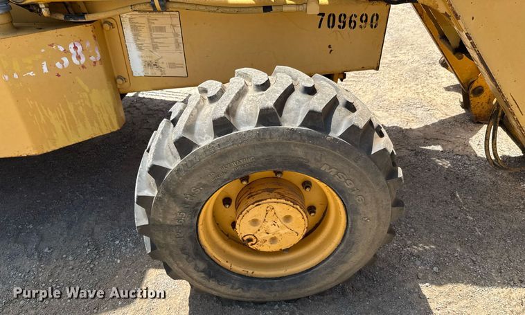 image for item DU9208 2005 John Deere 210LE landscape tractor