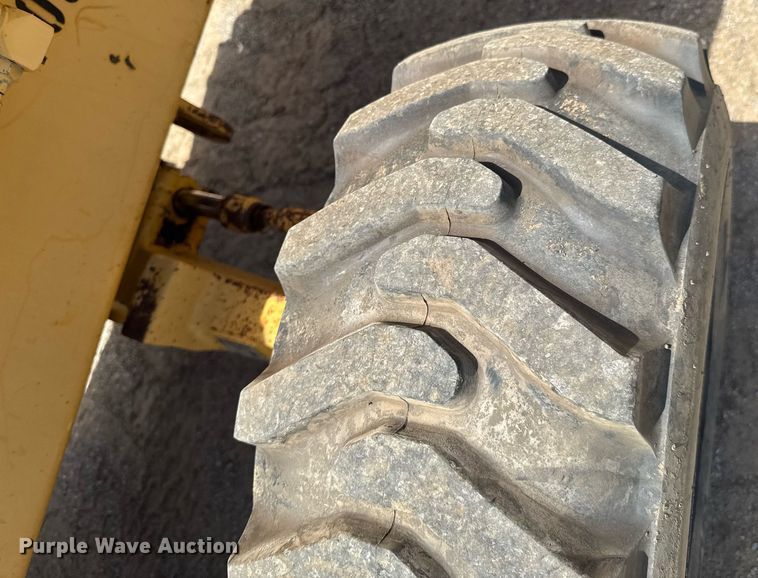 image for item DU9208 2005 John Deere 210LE landscape tractor