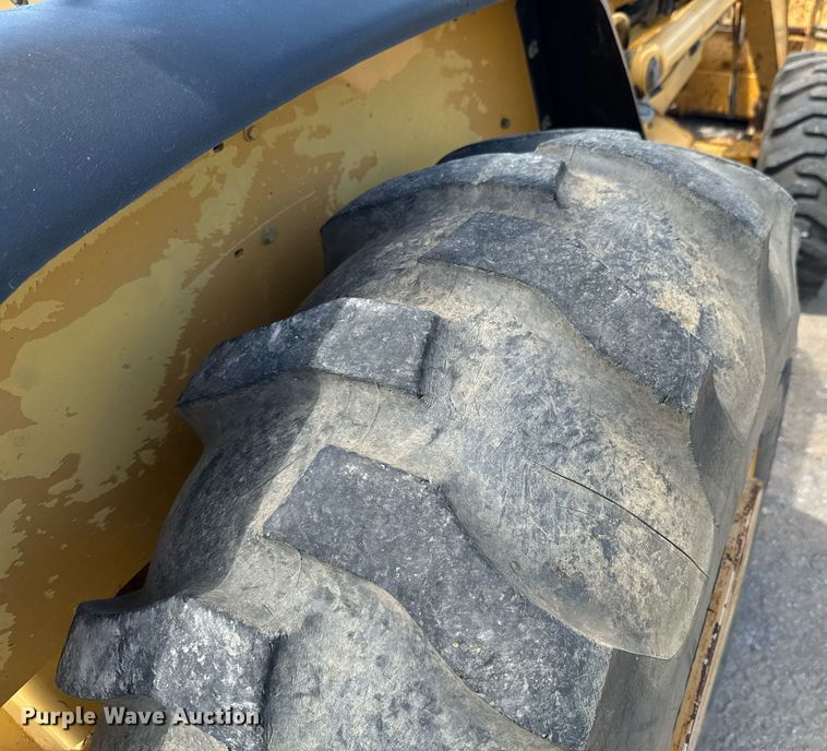 image for item DU9208 2005 John Deere 210LE landscape tractor