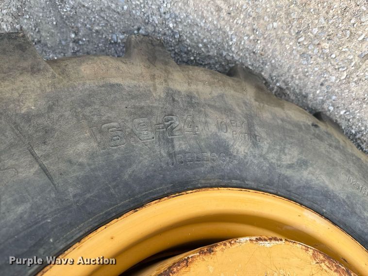 image for item DU9208 2005 John Deere 210LE landscape tractor