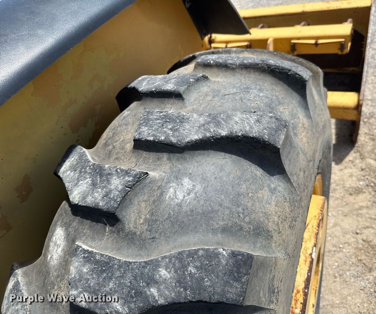 image for item DU9208 2005 John Deere 210LE landscape tractor