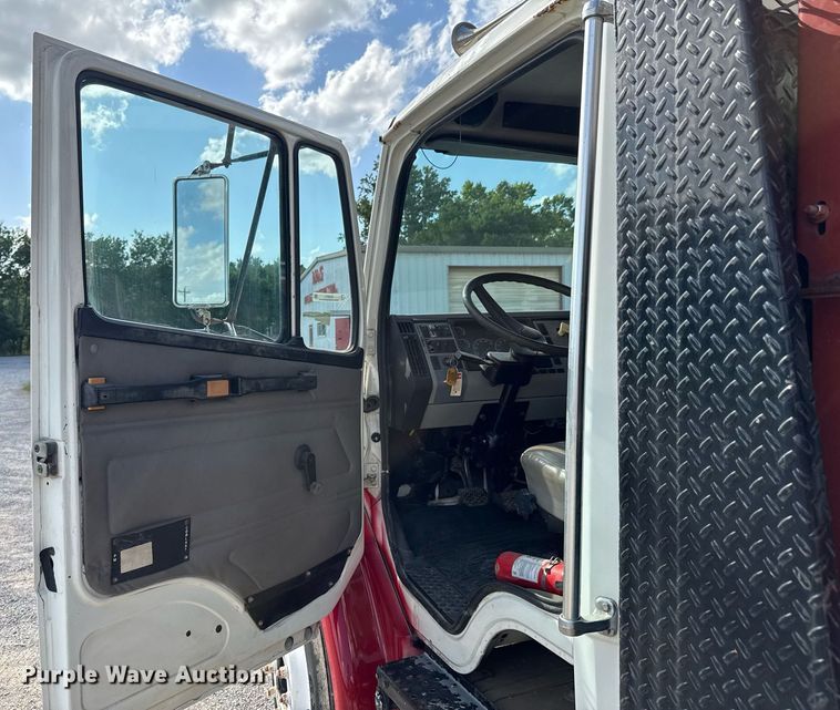 image for item DU9211 2003 Freightliner FL70 hydrovac truck