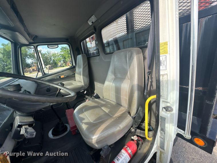 image for item DU9211 2003 Freightliner FL70 hydrovac truck