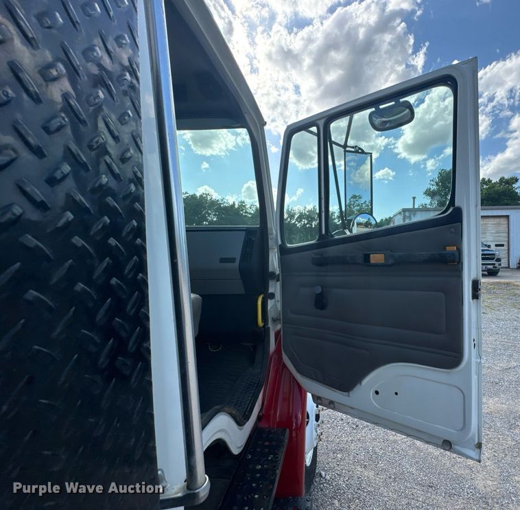 image for item DU9211 2003 Freightliner FL70 hydrovac truck