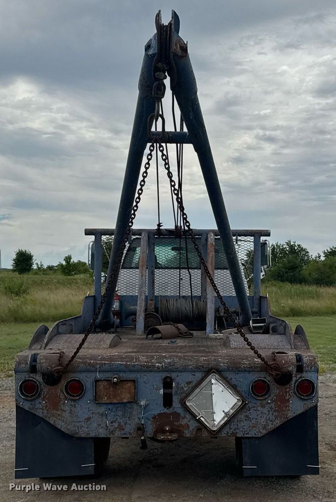 image for item DU9227 2001 Chevrolet C7500 winch truck