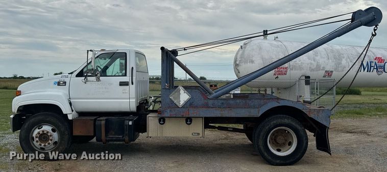 image for item DU9227 2001 Chevrolet C7500 winch truck