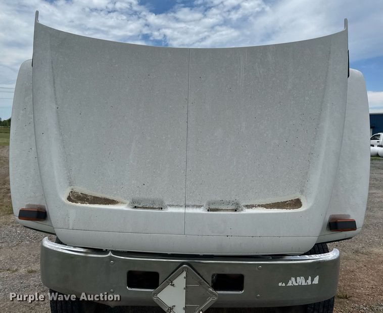 image for item DU9227 2001 Chevrolet C7500 winch truck