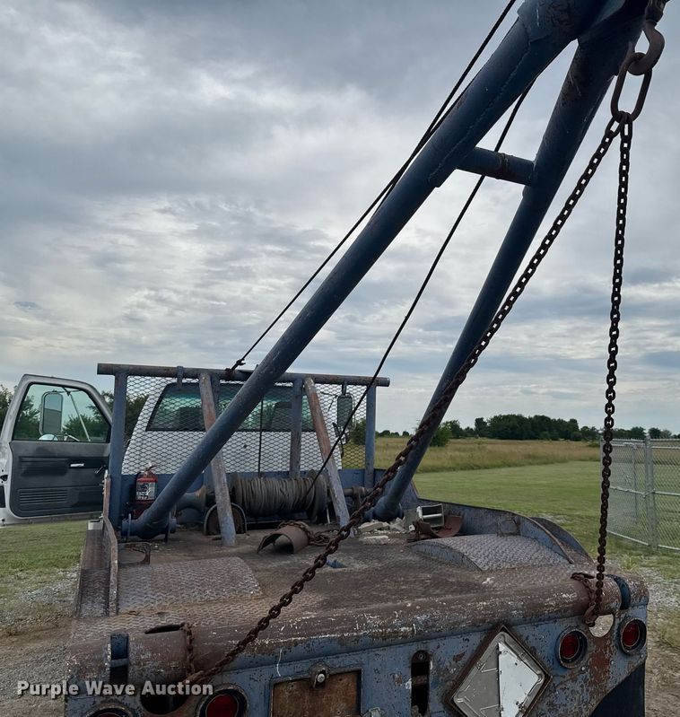 image for item DU9227 2001 Chevrolet C7500 winch truck