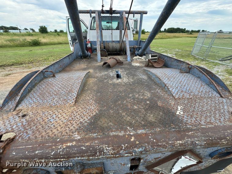 image for item DU9227 2001 Chevrolet C7500 winch truck