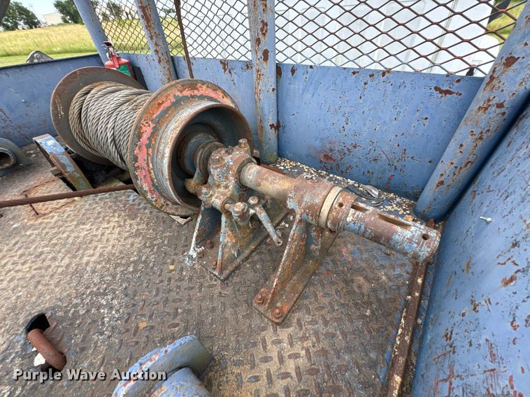 image for item DU9227 2001 Chevrolet C7500 winch truck