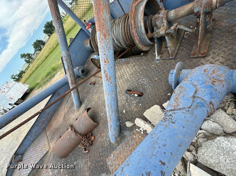 image for item DU9227 2001 Chevrolet C7500 winch truck