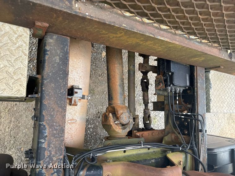 image for item DU9227 2001 Chevrolet C7500 winch truck