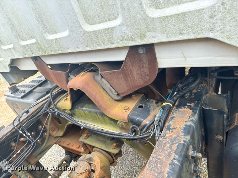 image for item DU9227 2001 Chevrolet C7500 winch truck