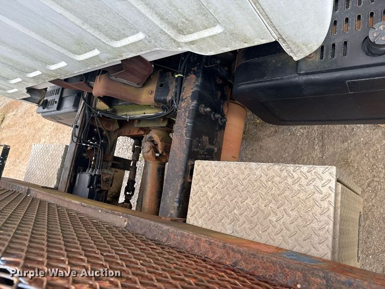 image for item DU9227 2001 Chevrolet C7500 winch truck