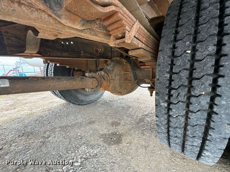 image for item DU9227 2001 Chevrolet C7500 winch truck