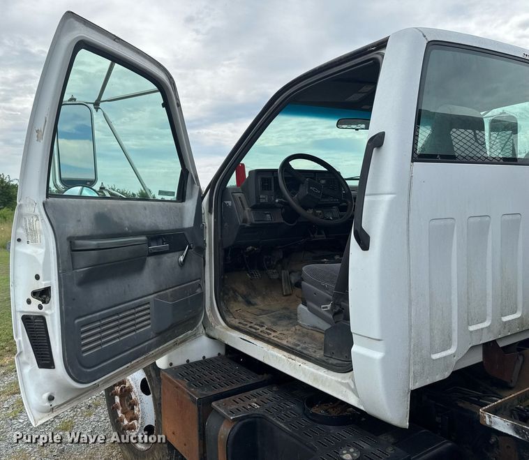 image for item DU9227 2001 Chevrolet C7500 winch truck