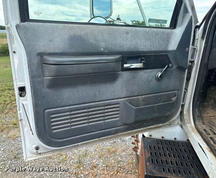 image for item DU9227 2001 Chevrolet C7500 winch truck