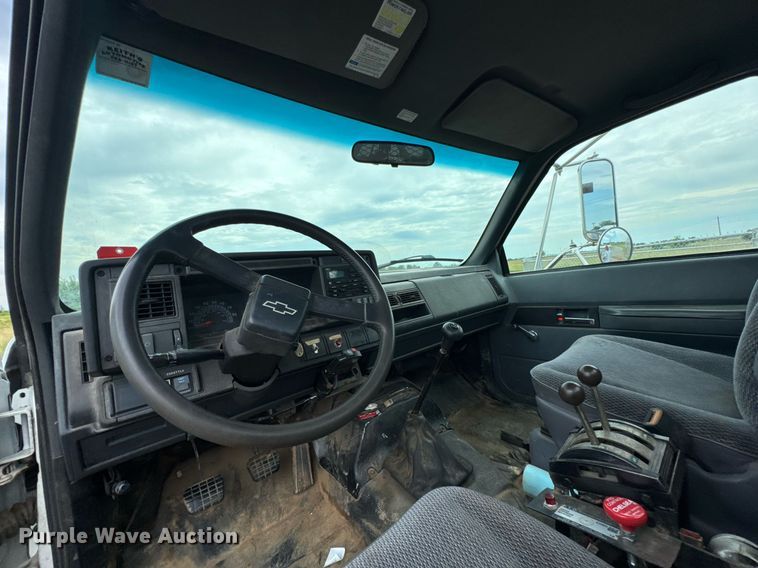 image for item DU9227 2001 Chevrolet C7500 winch truck