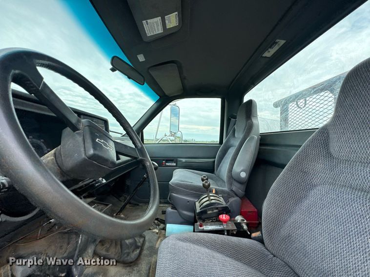 image for item DU9227 2001 Chevrolet C7500 winch truck