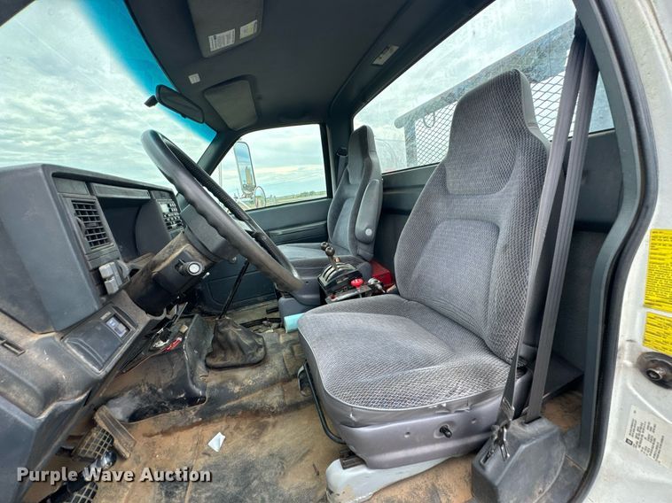 image for item DU9227 2001 Chevrolet C7500 winch truck