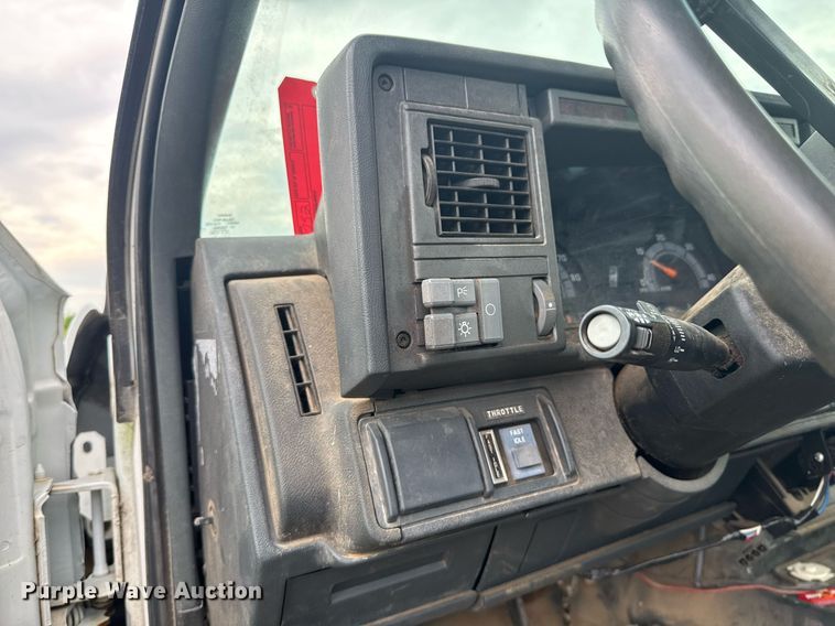 image for item DU9227 2001 Chevrolet C7500 winch truck