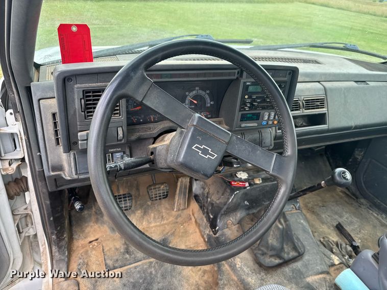 image for item DU9227 2001 Chevrolet C7500 winch truck