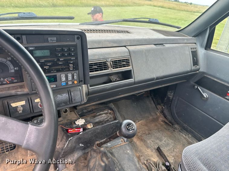 image for item DU9227 2001 Chevrolet C7500 winch truck