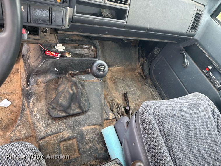 image for item DU9227 2001 Chevrolet C7500 winch truck