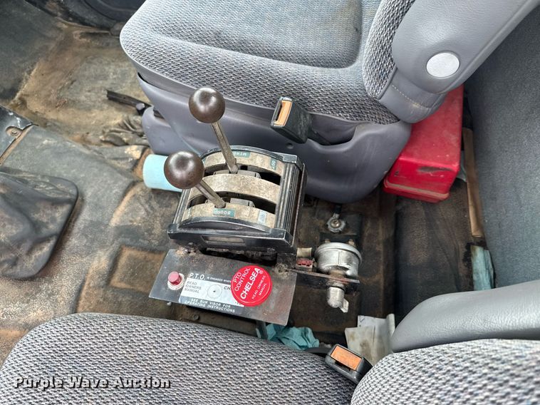 image for item DU9227 2001 Chevrolet C7500 winch truck