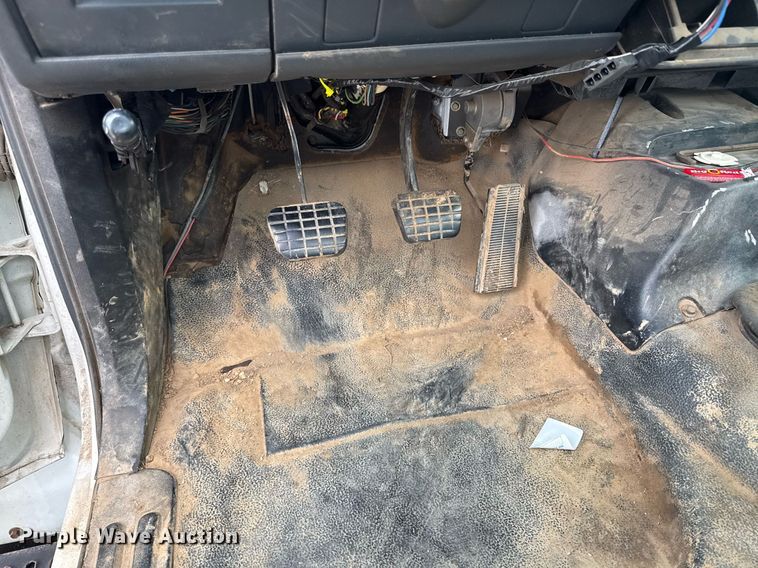 image for item DU9227 2001 Chevrolet C7500 winch truck