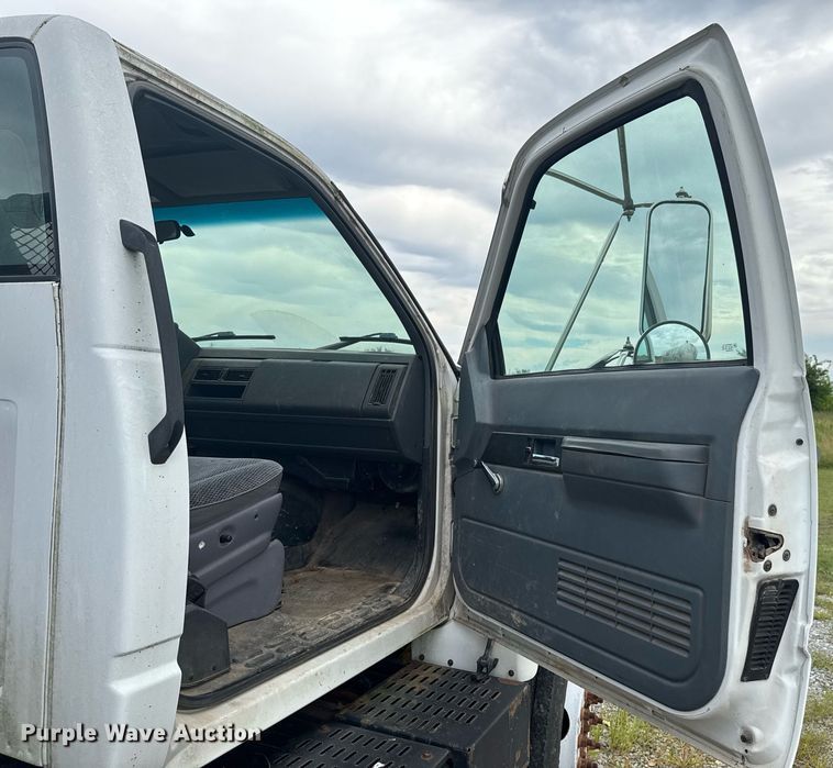 image for item DU9227 2001 Chevrolet C7500 winch truck