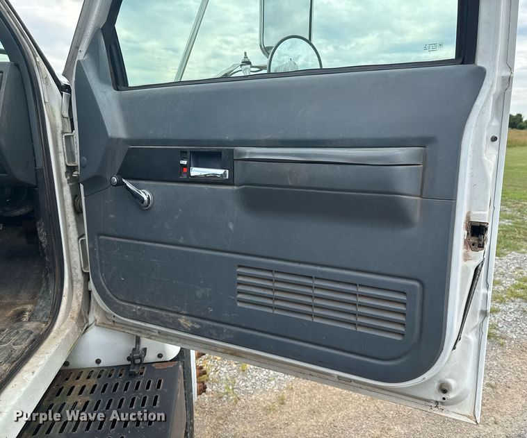 image for item DU9227 2001 Chevrolet C7500 winch truck