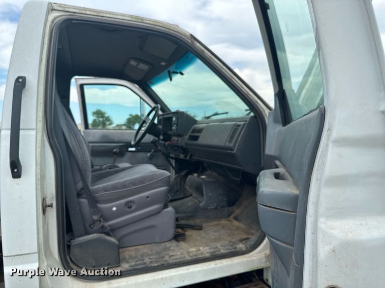 image for item DU9227 2001 Chevrolet C7500 winch truck