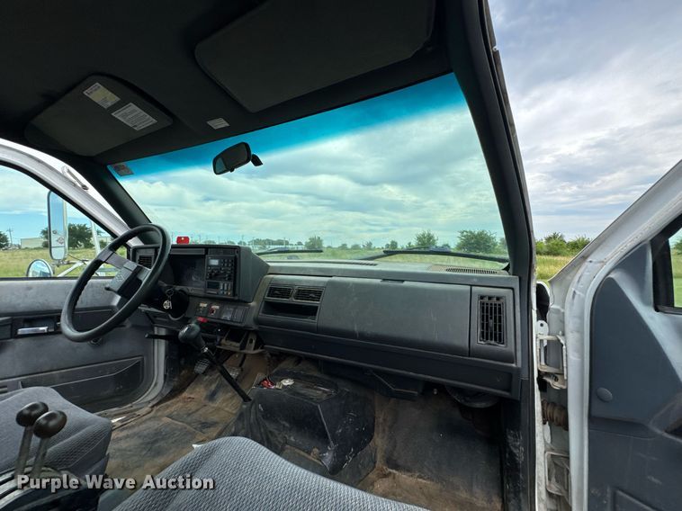 image for item DU9227 2001 Chevrolet C7500 winch truck