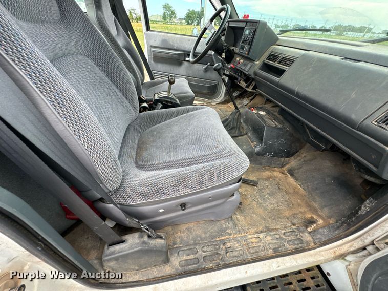 image for item DU9227 2001 Chevrolet C7500 winch truck