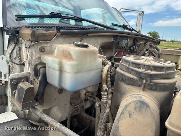 image for item DU9227 2001 Chevrolet C7500 winch truck