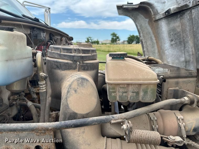 image for item DU9227 2001 Chevrolet C7500 winch truck