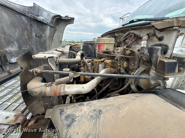 image for item DU9227 2001 Chevrolet C7500 winch truck