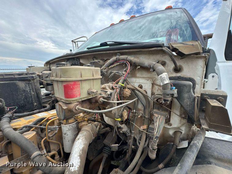 image for item DU9227 2001 Chevrolet C7500 winch truck