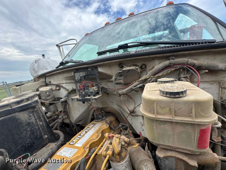 image for item DU9227 2001 Chevrolet C7500 winch truck