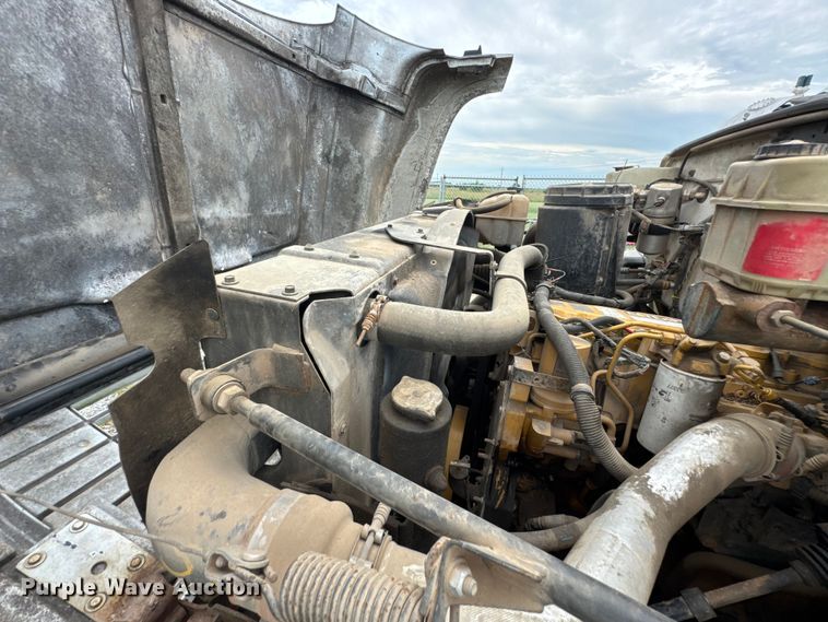 image for item DU9227 2001 Chevrolet C7500 winch truck