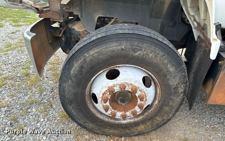 image for item DU9227 2001 Chevrolet C7500 winch truck