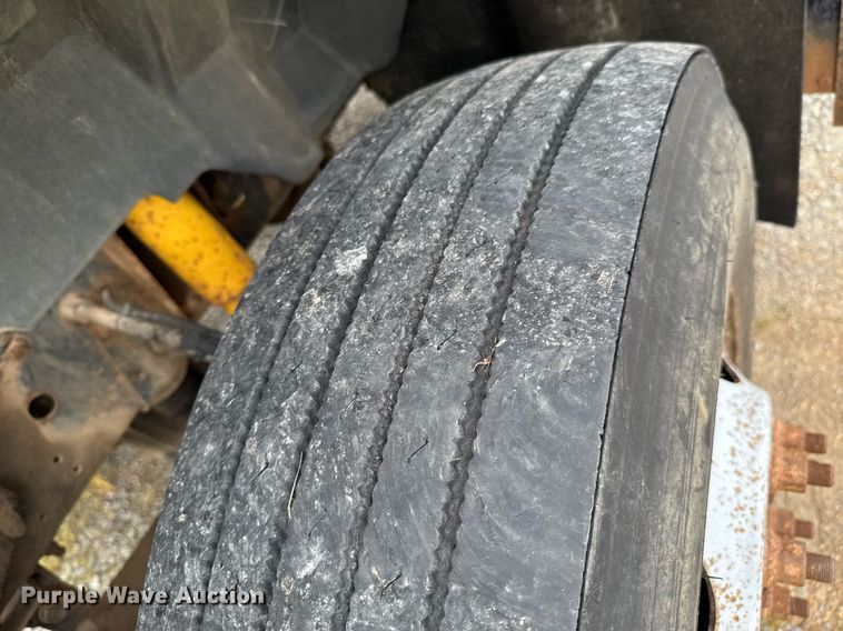 image for item DU9227 2001 Chevrolet C7500 winch truck