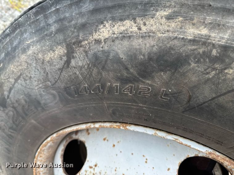 image for item DU9227 2001 Chevrolet C7500 winch truck