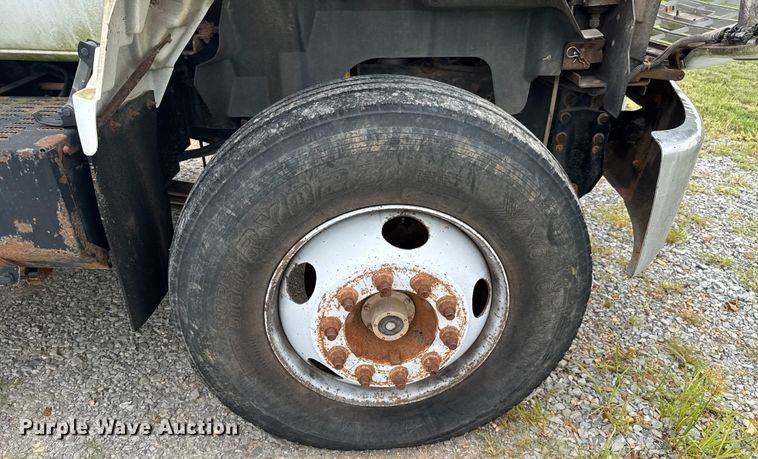 image for item DU9227 2001 Chevrolet C7500 winch truck