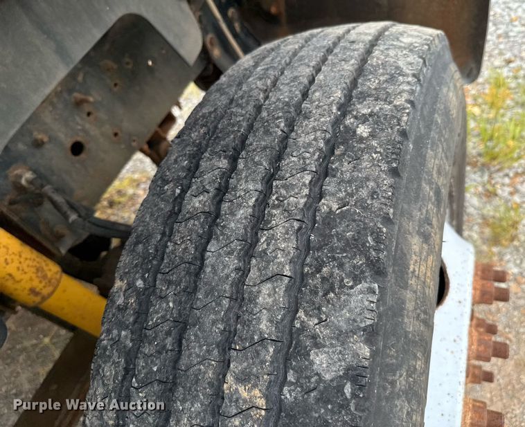 image for item DU9227 2001 Chevrolet C7500 winch truck