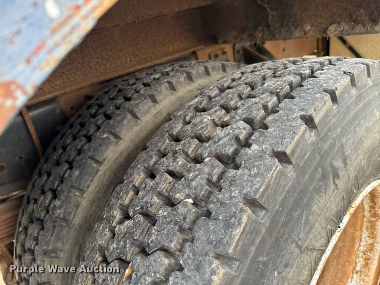 image for item DU9227 2001 Chevrolet C7500 winch truck